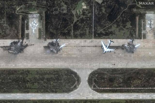 미국 막사테크놀로지스가 4일(현지시간) 러시아 시베리아 이르쿠츠크의 벨라야 공군기지를 촬영해 공개한 위성사진에서 Tu-95 전략폭격기 3대가 파괴돼 있다. 러시아 공군은 주기장에 흰색 비행기 형상(사진 윗부분)을 미끼용으로 그려넣어 위장했지만, 우크라이나 드론은 지난 1일 저공비행을 통해 실제 전폭기들을 식별하고 타격했다. AFP연합뉴스