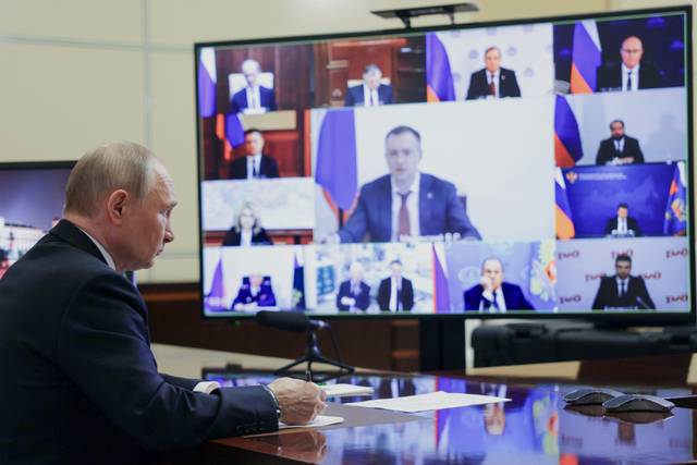 블라디미르 푸틴 러시아 대통령이 4일(현지시간) 모스크바 외곽 노보오가료보 관저에서 화상으로 내각회의를 진행하고 있다. AP연합뉴스