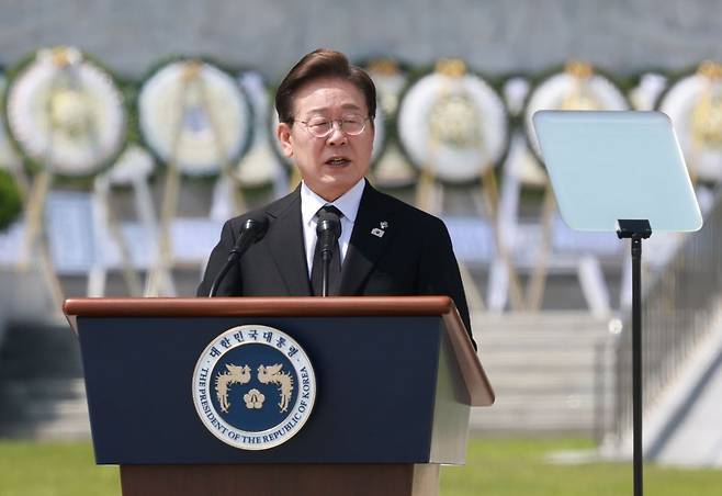 이재명 대통령이 6일 서울 동작구 국립서울현충원에서 열린 70회 현충일 추념식에서 추념사를 하고 있다. 연합뉴스