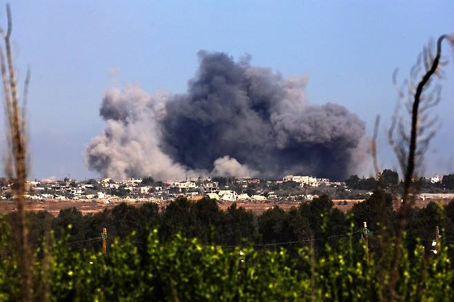 5일(현지시간) 가자지구에 연기가 피어오르는 모습. AFP연합뉴스
