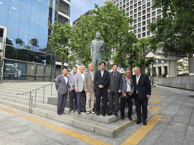 한승경 현봉학박사기념사업회 이사장(사진 왼쪽 네 번째)과 인요한 국민의힘 의원(사진 오른쪽 첫 번째) 등이 5일 서울 중구 연세대세브란스빌딩 앞에 설치된 현봉학 박사 동상 앞에서 기념촬영을 하고 있다. 현봉학박사기념사업회 제공