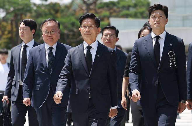 국민의힘 김문수 전 대선후보가 6일 서울 동작구 국립서울현충원을 찾아 참배한 뒤 김용태 비상대책위원장과 함께 이동하고 있다. 연합뉴스