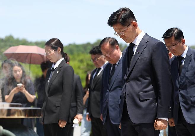 묵념하는 김문수 전 대선후보. 연합뉴스