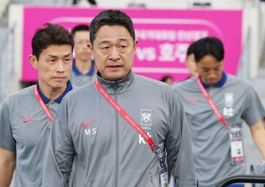경기장 들어서는 이민성 감독. 사진[연합뉴스]