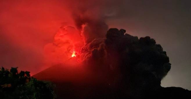 해발 3763ｍ의 푸에고 화산에서는 전날 밤부터 폭발 징후가 24시간 모니터링 시스템에 잡혔다. [사진출처 = 연합뉴스]