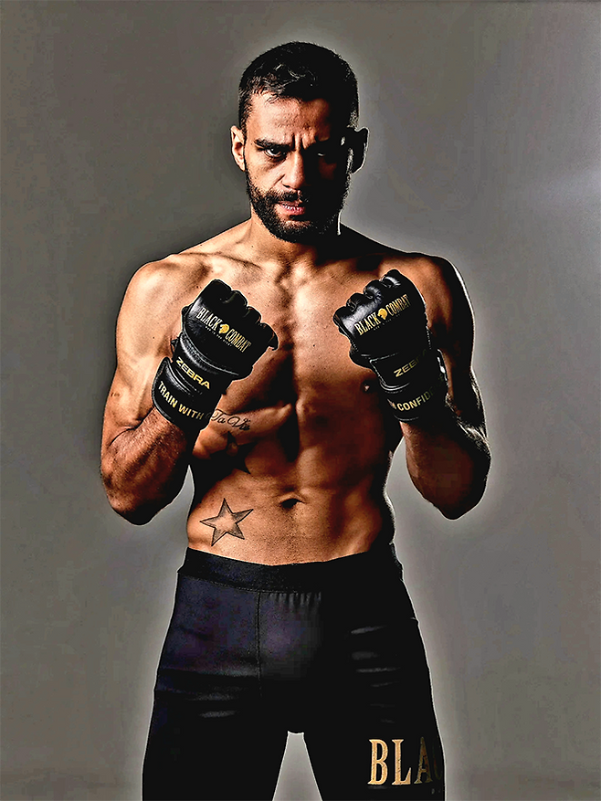 제29회 코파 프라임 1차 대회 주짓수 블랙벨트 은메달리스트 산데르 호드리게스 다시우바가 2024-25 블랙컴뱃 챔피언스리그 #12 프로필을 촬영하고 있다. 사진=이데아 파라곤