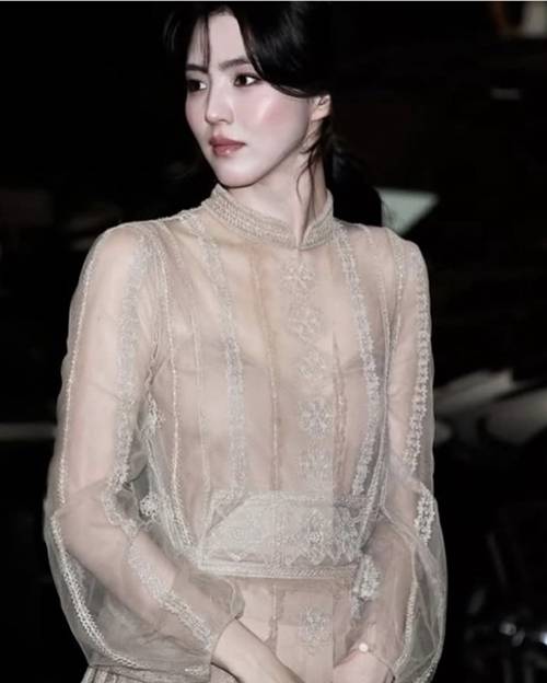 배우 한소희가 또 한 번의 반전 비주얼로 팬들의 시선을 사로잡았다.  사진=한소희 SNS