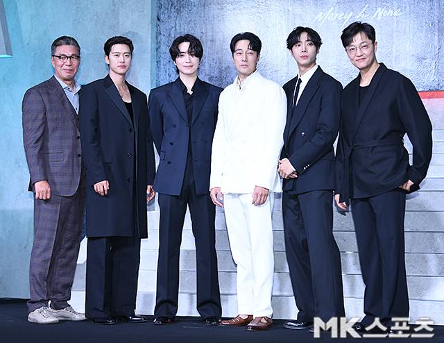 배우 소지섭이 ‘광장’ 제작발표회 현장에서 유일하게 다른 드레스 코드로 등장해 웃음을 자아냈다. 사진=천정환 기자