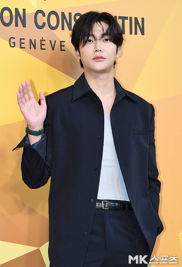 그의 젖은 듯 자연스러운 헤어였다. 물기를 머금은 듯한 텍스처로 스타일링된 헤어는 무심한 듯 완벽하게 얼굴선을 감싸며, 로운 특유의 도회적인 미남 이미지를 배가시켰다. 사진=천정환 기자