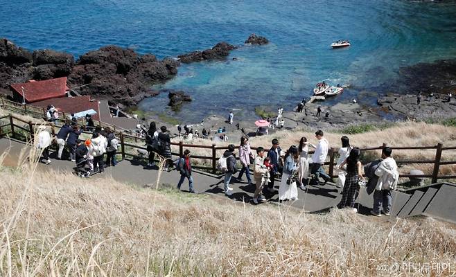 [서귀포=뉴시스] 우장호 기자 = 완연한 봄날씨를 보인 6일 오후 제주 도내 대표적인 관광지 성산일출봉 탐방로에 상춘객들이 찾아와 즐거운 시간을 보내고 있다. 2025.04.06./사진=우장호