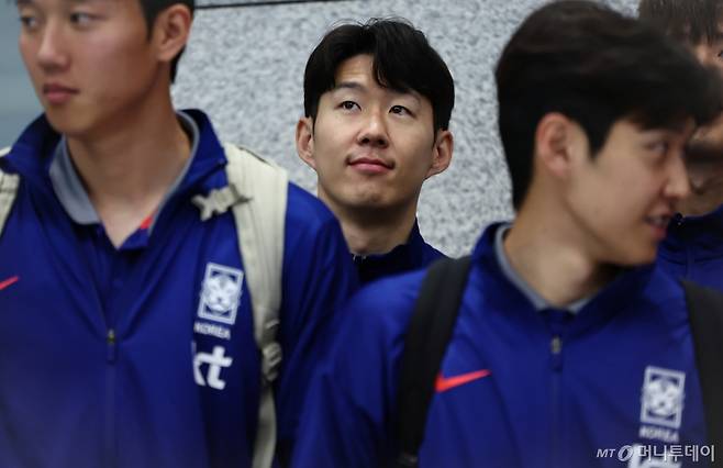 (인천공항=뉴스1) 김도우 기자 = 손흥민이 6일 이라크와 북중미 월드컵 예선경기를 마치고 인천국제공항 제1터미널을 통해 귀국하며 기념촬영을 하고 있다.  대표팀은 이라크와 원정경기에서 2대0으로 승리하며 11회 연속 월드컵 본선 진출을 확정했다. 2025.6.6/뉴스1  Copyright (C) 뉴스1. All rights reserved. 무단 전재 및 재배포,  AI학습 이용 금지. /사진=(인천공항=뉴스1) 김도우 기자