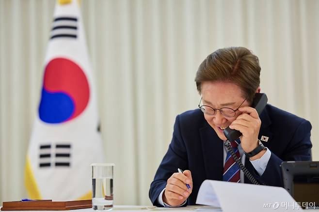 (서울=뉴스1) 허경 기자 = 이재명 대통령이 6일 대통령실 관저에서 도널드 트럼프 미국 대통령과 전화 통화를 하고 있다. (대통령실 제공. 재판매 및 DB 금지) 2025.6.6/뉴스1  Copyright (C) 뉴스1. All rights reserved. 무단 전재 및 재배포,  AI학습 이용 금지. /사진=(서울=뉴스1) 허경 기자