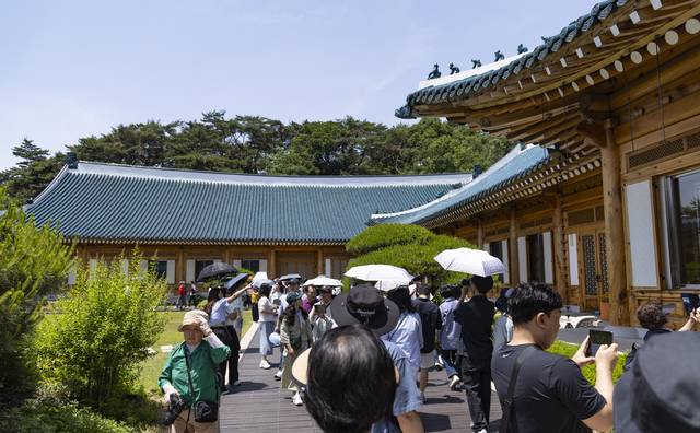 5일 서울 종로구 청와대 내 대통령 관저가 관람객들로 붐비고 있다.  이재명 대통령이 집무실을 청와대로 이전할 방침인 것이 알려지자 이날 청와대 관람객은 주말 관람객 수에 육박할 정도로 많았다. 연합뉴스