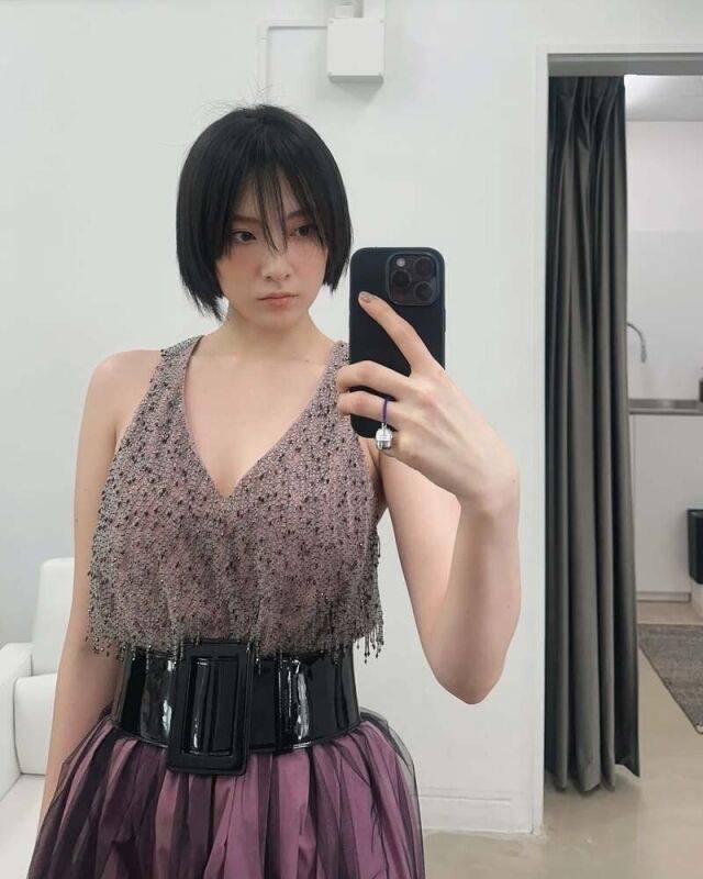 가수 강지영이 화보 촬영 중 거울 앞에서 찍은 셀카 사진을 공유했다./강지영 인스타그램