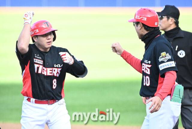 26일 오후 대구광역시 연호동 대구삼성라이온즈파크 에서 진행된 '2024 프로야구 KBO리그 포스트시즌' 한국시리즈 4차전 삼성라이온즈와 KIA타이거즈의 경기. 기아 이창진이 5회초 안타를 친 뒤 환호하고 있다./마이데일리