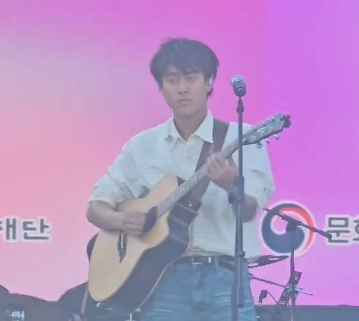 ‘2025 천안 K-컬처박람회’ 개막식 리허설 중 갑질을 당한 이무진 [SNS 캡처]