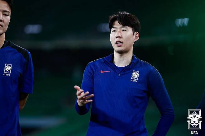 [서울=뉴시스]  2026 FIFA 북중미 월드컵 3차 예선 이라크와의 경기를 앞둔 축구대표팀 손흥민이 4일(현지 시간) 이라크 바스라국제경기장에서 훈련에 앞서 발언하고 있다. (사진=대한축구협회 제공) 2025.06.05. photo@newsis.com *재판매 및 DB 금지