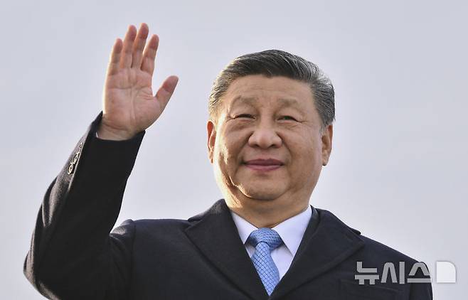 [모스크바=AP/뉴시스] 시진핑 중국 국가주석이 지난달 7일(현지 시간) 러시아 모스크바 브누코보 공항에 도착해 인사하고 있다.2025.06.06.