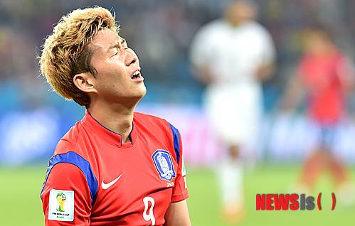 【포르투 알레그레(브라질)=뉴시스】박영태 기자 = 23일 오전(한국시간) 브라질 포르투 알레그레의 베이라-리우 스타디움에서 열린 ‘2014브라질월드컵’ 한국 축구국가대표팀과 알제리 축구국가대표팀의 H조 경기에서 한국 손흥민이 슈팅을 날린후 골대를 빗나가자 아쉬워 하고 있다.알제리에 패해 승점 추가에 실패한 축구국가대표팀은 27일 상파울루의 아레나 데 상파울루 스타디움에서 벨기에와 마지막 3차전 경기를 갖는다. 2014.06.23. since1999@newsis.com