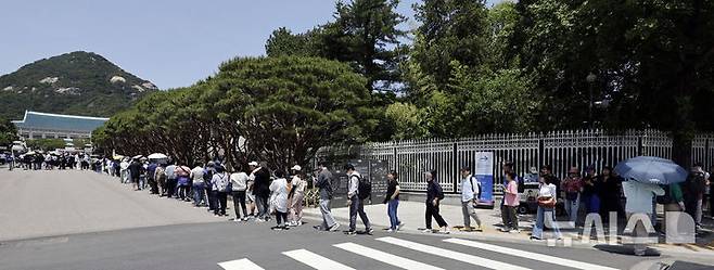 [서울=뉴시스] 최동준 기자 = 이재명 대통령이 집무실을 청와대로 이전할 방침인 가운데 5일 서울 종로구 청와대에서 시민들이 관람을 하기 위해 줄을 서고 있다. 2025.06.05. photocdj@newsis.com
