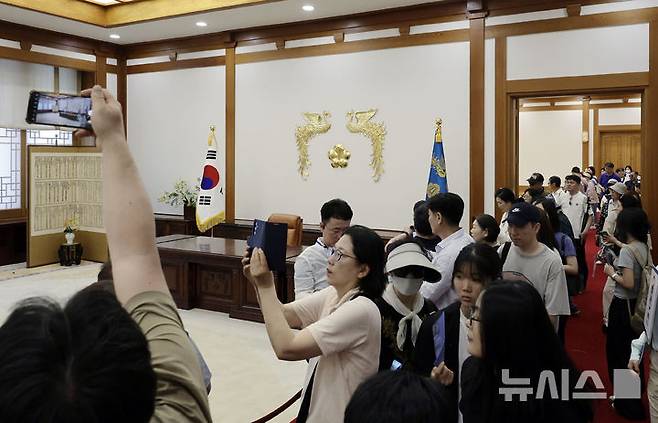 [서울=뉴시스] 최동준 기자 = 이재명 대통령이 집무실을 청와대로 이전할 방침인 가운데 5일 서울 종로구 청와대에서 시민들이 관람을 하고 있다. 2025.06.05. photocdj@newsis.com