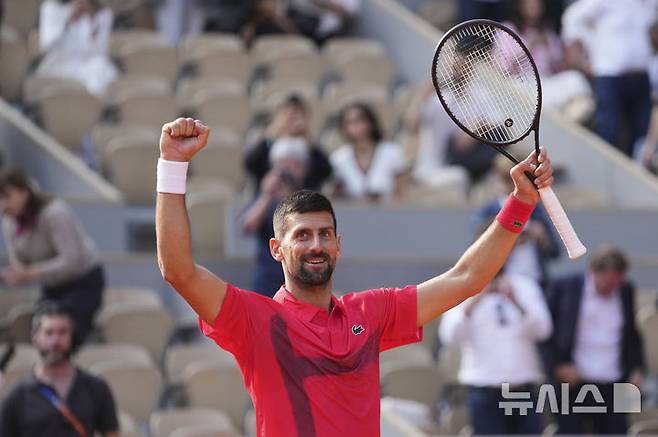 [파리=AP/뉴시스] 노바크 조코비치(6위·세르비아)가 2일(현지 시간) 프랑스 파리 롤랑가로스에서 열린 프랑스오픈 남자 단식 4회전에서 캐머런 노리(81위·영국)를 물리친 후 세리머니하고 있다. 메이저 단식 25회 우승에 도전하는 조코비치가 3-0(6-2 6-3 6-2)으로 승리하고 8강에 올라 알렉산더 츠베레프(3위·독일)와 맞붙는다. 2025.06.03.