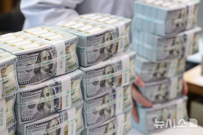 [서울=뉴시스] 황준선 기자 = 22일 서울 중구 하나은행 위변조대응센터에서 직원이 달러화를 정리하고 있다. 2025.04.22. hwang@newsis.com