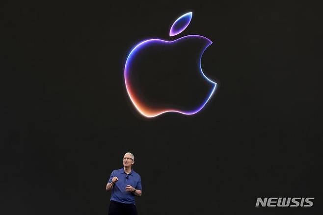 [쿠퍼티노=AP/뉴시스] 팀 쿡 애플 최고경영자(CEO)가 지난해 6월 10일(현지시각) 캘리포니아 쿠퍼티노 애플 캠퍼스에서 열린 세계개발자회의(WWDC) 2024에서 발표하고 있다. 2024.06.11.