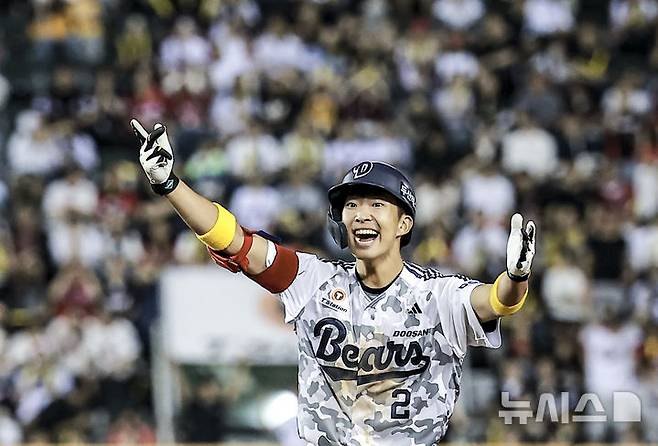 [서울=뉴시스] 정병혁 기자 = 5일 서울 송파구 잠실야구장에서 열린 2025 KBO리그 KIA 타이거즈와 두산 베어스의 경기, 끝내기 안타로 승리한 김민석이 기뻐하고 있다. 2025.06.05. jhope@newsis.com