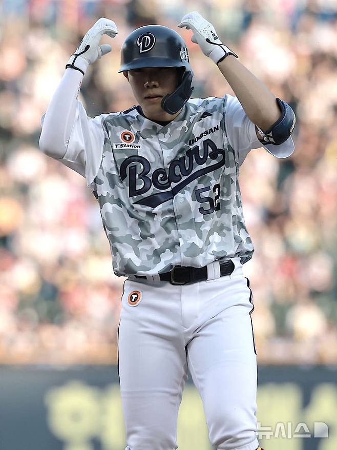 [서울=뉴시스] 정병혁 기자 = 5일 서울 송파구 잠실야구장에서 열린 2025 KBO리그 KIA 타이거즈와 두산 베어스의 경기, 2회말 2사 주자없는 상황 두산 박준순이 안타를 친 뒤 베이스를 밟고 있다. 2025.06.05. jhope@newsis.com