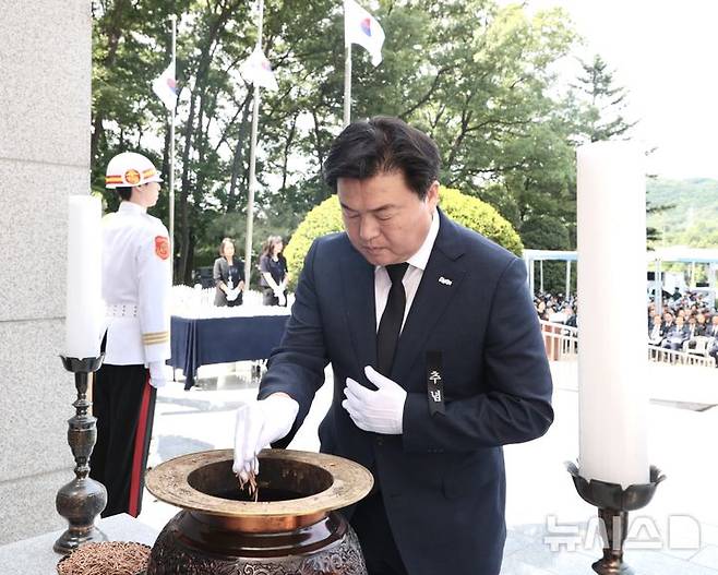 [시흥=뉴시스] 임병택 시흥시장이 관내 현충탑에서 열린 제70회 현충일 추념식에 참석해 분향하고 있다. (사진=시흥시 제공). 2025.06.06. photo@newsis.com