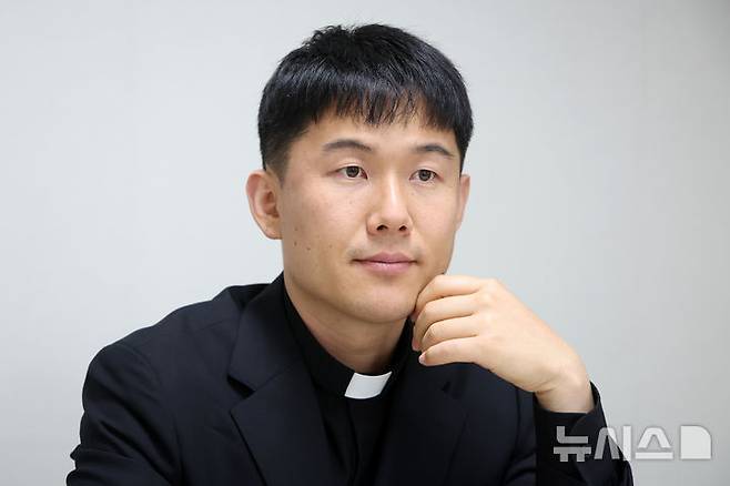 [서울=뉴시스] 박진희 기자 = 천주교 군종교구 김영송(알베르토) 신부가 2일 서울 용산구 천주교 군종교구청에서 인터뷰 하고 있다. 2025.06.06. pak7130@newsis.com