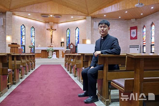 [서울=뉴시스] 박진희 기자 = 천주교 군종교구 김영송(알베르토) 신부가 2일 서울 용산구 천주교 군종교구청에서 인터뷰 하고 있다. 2025.06.06. pak7130@newsis.com