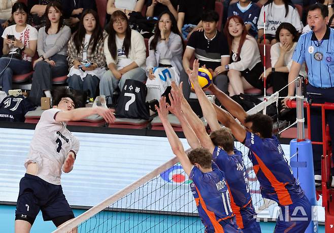 [천안=뉴시스] 강종민 기자 = 6일 충남 천안 유관순체육관에서 열린 2025 대한민국과 네덜란드 남자배구 국가대표 평가전에서 한국 허수봉의 강스파이크가 네덜란드 블로킹 벽에 막히고 있다. 2025.06.06. ppkjm@newsis.com