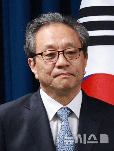 [서울=뉴시스] 고범준 기자 = 강훈식 비서실장이 6일 서울 용산구 대통령실 브리핑룸에서 1차 인선 브리핑을 진행했다. 이날 인선 발표 브리핑에 참석한 문진영 사회수석 . 2025.06.06. bjko@newsis.com