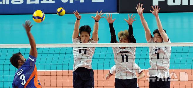[천안=뉴시스] 강종민 기자 = 6일 충남 천안 유관순체육관에서 열린 2025 대한민국과 네덜란드 남자배구 국가대표 평가전에서 한국 임동혁, 차영석, 허수봉이 네덜란드 미힐 아히의 강스파크를 블로킹 하고 있다. 2025.06.06. ppkjm@newsis.com