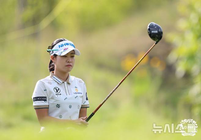 [서울=뉴시스] 박민지가 6일 강원도 원주 성문안(파72)에서 열린 KLPGA 투어 셀트리온 퀸즈 마스터즈 1라운드 10번 홀에서 목표점을 조준하고 있다. (사진=KLPGA 제공) 2025.06.06.