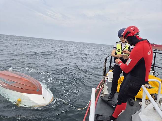 [서산=뉴시스] 6일 오전 평택해경이 전복된 레저보트 침몰을 막기위해 리프트 백을 준비하고 있다. (사진=평택해양경찰서 제공) 2025.06.06. photo@newsis.com *재판매 및 DB 금지