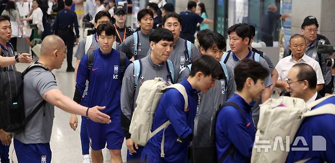 [인천공항=뉴시스] 김선웅 기자 = 이라크 원정 경기에서 승리해 북중미 월드컵 본선 진출에 성공한 축구 국가대표팀이 6일 인천국제공항을 통해 귀국하고 있다. 2025.06.06. mangusta@newsis.com