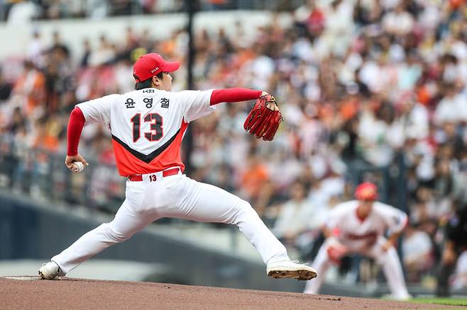 [서울=뉴시스] 프로야구 KIA 타이거즈 윤영철이 6일 광주-기아 챔피언스필드에서 열린 2025 신한 쏠뱅크 KBO리그 한화 이글스와의 경기에 선발 등판해 공을 던지고 있다. (사진=KIA 타이거즈 제공) 2025.06.06. *재판매 및 DB 금지