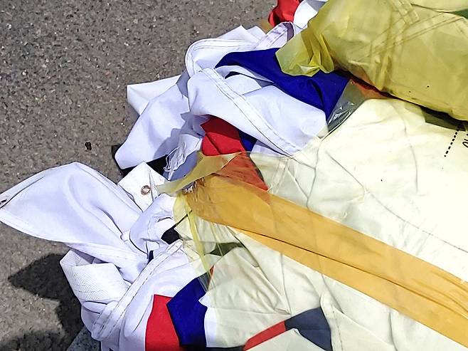 종량제 봉투에 버려진 태극기 [시청자 제공]