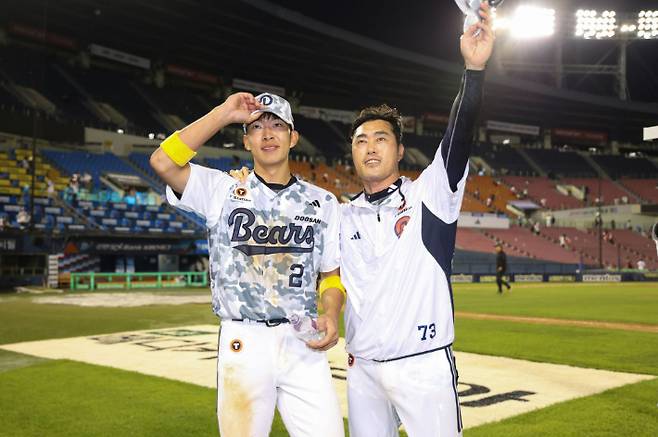 5일 KIA와 홈 경기에서 연장 10회말 끝내기 안타를 때린 두산 김민석(왼쪽)과 부임 뒤 첫 승을 신고한 조성환 감독 대행. 두산