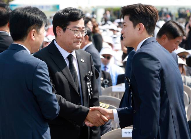 더불어민주당 박찬대 당 대표 권한대행 겸 원내대표와 국민의힘 김용태 비상대책위원장이 6일 서울 동작구 국립서울현충원에서 열린 70회 현충일 추념식에 참석해 인사하고 있다. 연합뉴스