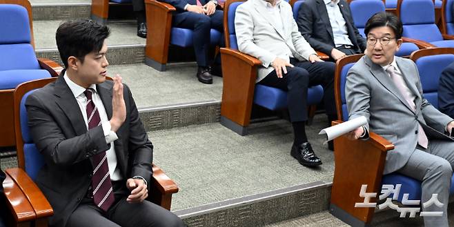 국민의힘 김용태 비상대책위원장과 권성동 원내대표가 5일 서울 여의도 국회에서 열린 당 의원총회에서 대화를 하고 있다. 이날 의총에서 권 원내대표는 사퇴 의사를 밝히고 회의장을 떠났다. 윤창원 기자