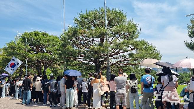 청와대 대정원에서 진행되는 태권도 공연을 보고 있는 관람객들. 김지은 기자