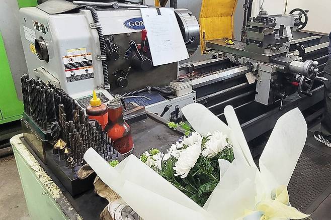 충남 태안군 태안화력발전소에서 작업 도중 숨진 한전 KPS 하청업체 소속 비정규직 노동자 김충현(50) 씨의 작업 현장에 3일 국화꽃이 놓여있다. 연합뉴스