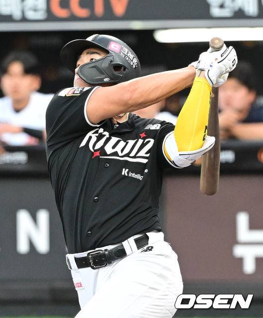 [OSEN=대전, 김성락 기자] 5일 오후 대전 한화생명볼파크에서 ‘2025 신한 SOL Bank KBO리그’ 한화 이글스와 KT 위즈의 경기가 열렸다.이날 홈팀 한화는 류현진, KT는 헤이수스를 선발로 내세웠다.1회초 2사 KT 안현민이 선취 솔로 홈런을 날리고 있다. 2025.06.05 / ksl0919@osen.co.kr