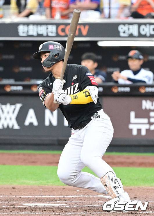 [OSEN=대전, 김성락 기자] 5일 오후 대전 한화생명볼파크에서 ‘2025 신한 SOL Bank KBO리그’ 한화 이글스와 KT 위즈의 경기가 열렸다.이날 홈팀 한화는 류현진, KT는 헤이수스를 선발로 내세웠다.3회초 1사 1, 3루 KT 안현민이 1타점 적시타를 날리고 있다. 2025.06.05 / ksl0919@osen.co.kr