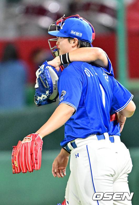 [OSEN=인천, 민경훈 기자] 5일 오후 인천 SSG랜더스필드에서 ‘2025 신한 SOL BANK KBO리그’ SSG 랜더스와 삼성 라이온즈의 경기가 열렸다.이 경기에서 삼성은 3-1로 승리했다. 극심한 타격 부진에 시달렸던 구자욱은 3안타 2타점으로 공격을 주도했고 좌완 이승현은 시즌 2승째를 거뒀다. 반면 SSG는 연승 행진을 ‘4’에서 마감했다.&nbsp;경기를 마치고 삼성 이호성과 강민호가 포옹을 하고 있다. 2025.06.05 &nbsp; / rumi@osen.co.kr