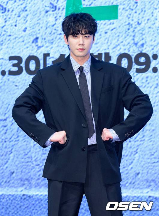 [OSEN=이대선 기자] 29일 오후 서울 구로구 더세인트에서 KBS 2TV 새 수목드라마 ‘24시 헬스클럽’ 제작발표회가 열렸다.‘24시 헬스클럽’은 근성이 넘치는 헬치광이 관장 도현중이 근심이 과다한 헬린이 회원들의 인생을 파격 교정하며 펼쳐지는 두근두근 근(筋)성장 코맨스(코믹 로맨스)다.배우 이준영이 포토타임을 가지고 있다. 2025.04.29 /sunday@osen.co.kr